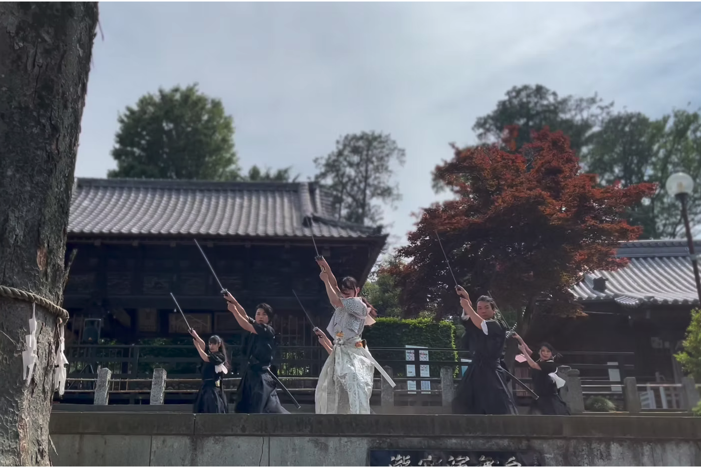 型と剣舞の舞台写真